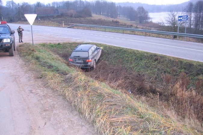 Kaunietis su Švedijoje vogtu automobiliu užstrigo griovyje