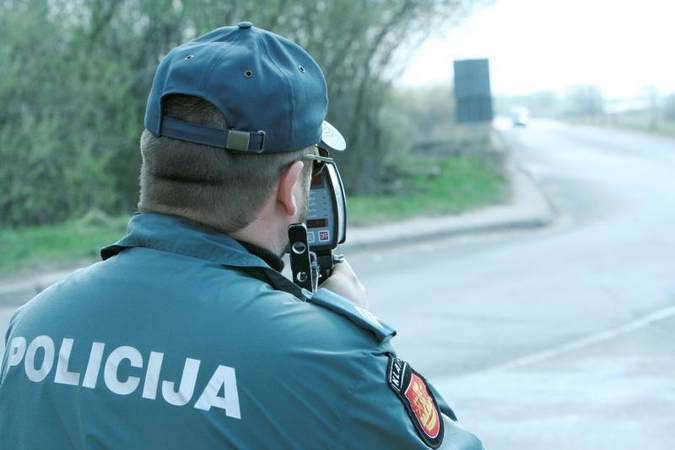 Kauno rajone motociklininkas skriejo 200 kilometrų per valandą greičiu