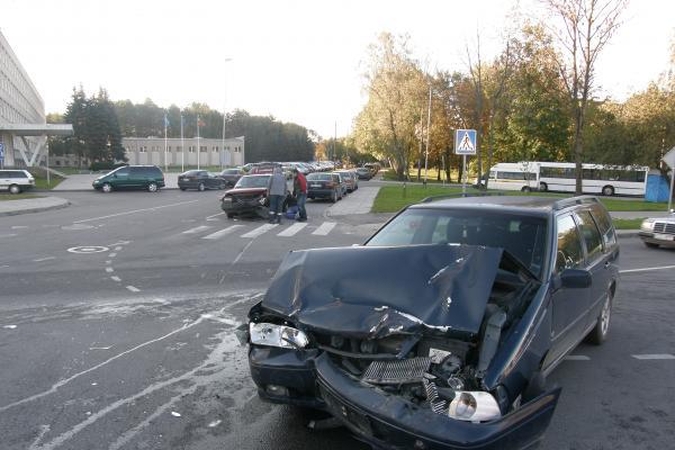 Latvio sukeltoje avarijoje sužalotas žmogus