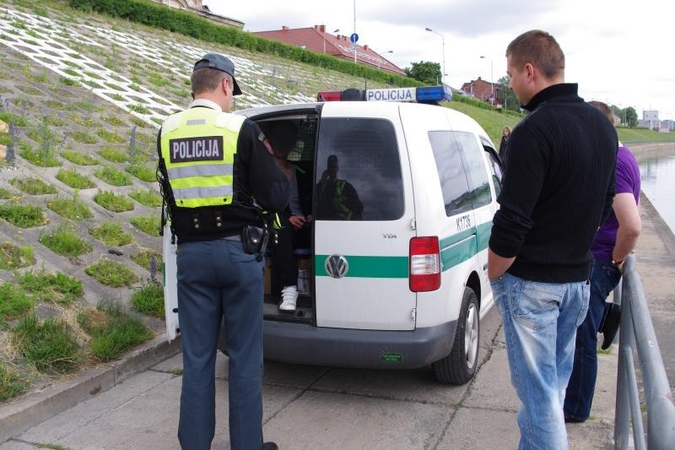 „Tiesos“ reikalavę kauniečiai išvežti į policiją (sulaikymo foto)