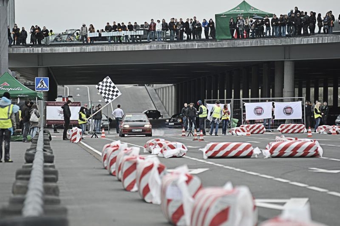 „Žalgirio“ arenos papėdėje – automobilių slalomas
