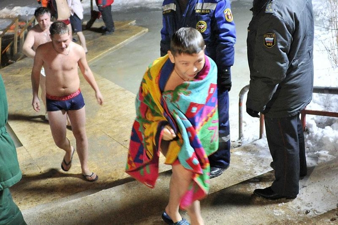 Tūkstančiai maskviečių pasinėrė į ledinį vandenį