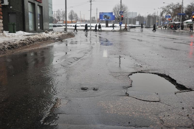 Gatvėje ištryškusio fontano užsukti neskuba