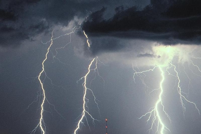 Žaibo iškrova pirmadienį sukėlė tris gaisrus