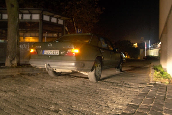 Sostinės senamiestyje trejų metų vaiką pervažiavo „Mercedesu“