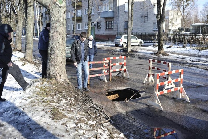 Nuo atsivėrusios smegduobės vairuotojus puolė saugoti patys gyventojai