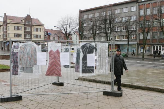 "Suknelių istorijos" skatins nepakantumą smurtui prieš moteris
