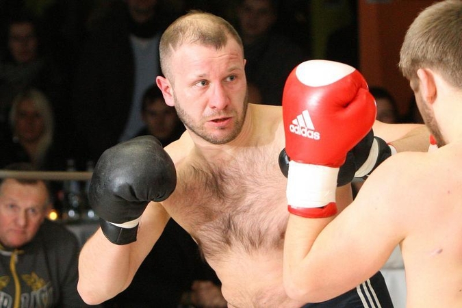 Barmenas atsilaikė: bokso ringe jo nepatiesė trys varžovai