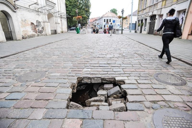 Senamiestyje praeivius išgąsdino nauja smegduobė