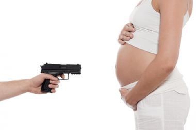Smurtas darbe: darbdaviai nesigėdi pareikalauti darytis abortą
