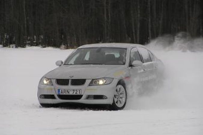 „BMW vairavimo akademija" pradeda žiemos mokymus