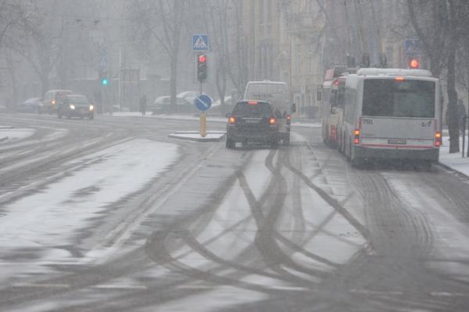Eismo sąlygos dėl šlapdribos - vidutiniškos