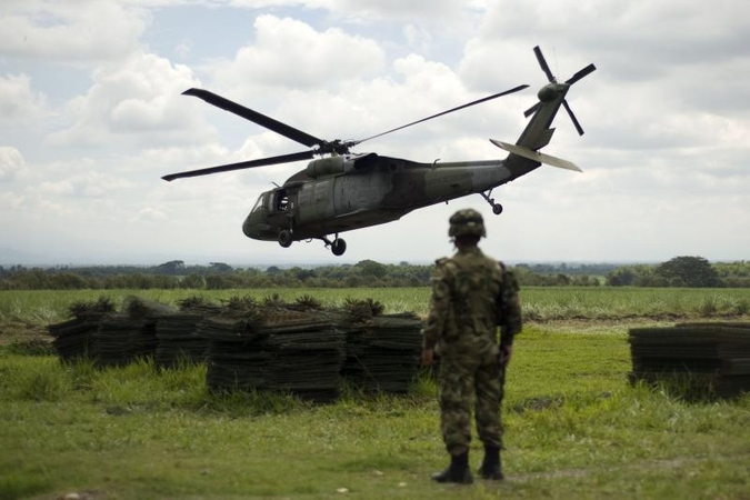 Baltarusijos Mi-8 po „pliušinio desanto“ apginkluojami kulkosvaidžiais