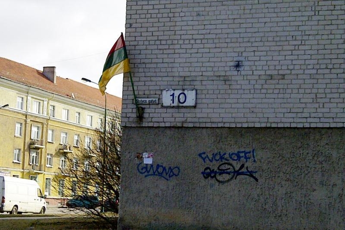 Ant pastatų Klaipėdoje kabėjo ir apverstos vėliavos