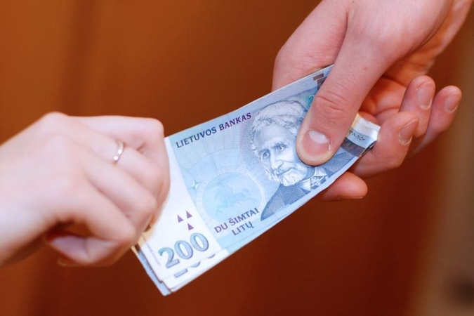 Socialinių darbuotojų algoms didinti paskirstyta beveik 20 mln. litų