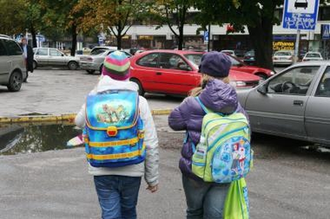 Vienuolikametė gatvėje nukentėjo nuo plėšikės