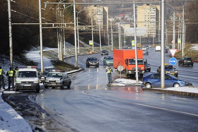 Dėl spustelėjusio šaltuko – avarijų virtinė