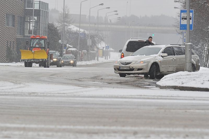 Sudėtingiausios eismo sąlygos – vakarų ir šiaurės Lietuvoje 