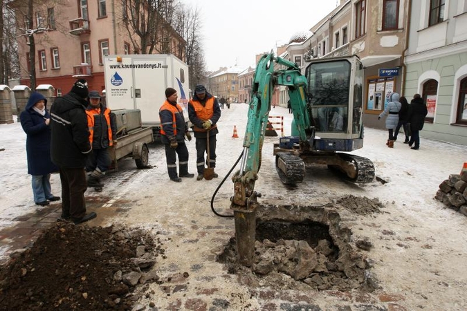 Šaltis vėl laužo vamzdžius: be vandens buvo likusi Vilniaus gatvė 