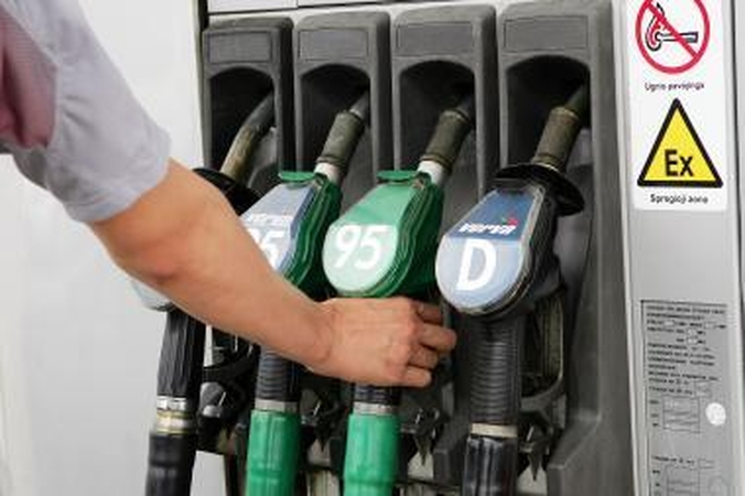 Benzinas ir dyzelinas per savaitę pigo mažmeninėje ir didmeninėje rinkoje 