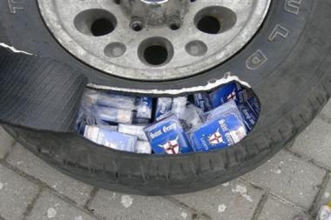 Cigaretės gabentos automobilio padangose