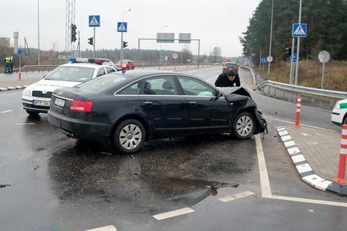 Du žmones sužeidęs „Audi“ vairuotojas: nepastebėjau šviesoforo