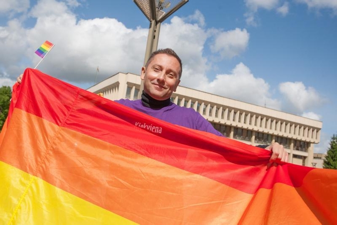 Seimas bandys įstatymais užkirsti kelią homoseksualams įsivaikinti