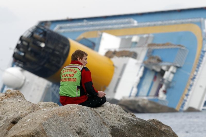 „Costa Concordia“ tragedija: vėl sustabdyti gelbėjimo darbai