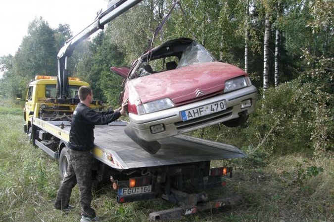 Automobiliu vertęsis girtas vairuotojas liko gyvas