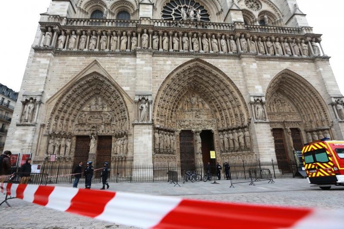 Paryžiaus Dievo Motinos katedroje nusišovė ultradešiniųjų aktyvistas