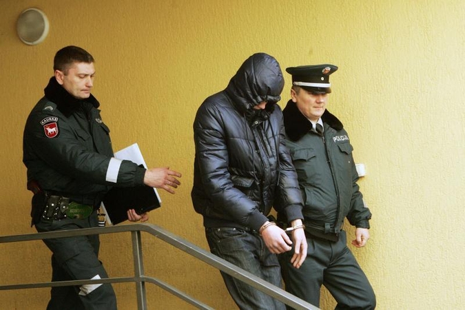 Teismas leido suimti dar tris įtariamus buto padegėjus