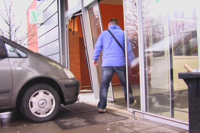 Klaipėdoje mašina be vairuotojo taranavo prekybos centrą