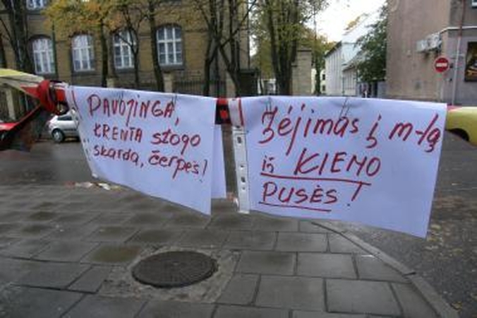 Audra Klaipėdoje nuplėšė mokyklos stogą