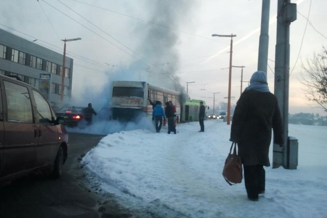 Prie P. Vileišio tilto užsidegė autobusas 