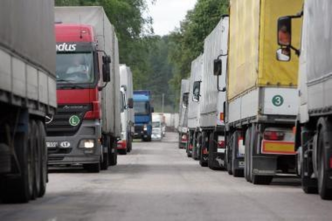 Kelyje į Kaliningradą  - vilkikų eilės