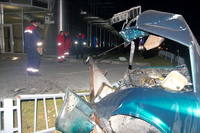 Vilniuje per avariją nugriautas apšvietimo stulpas