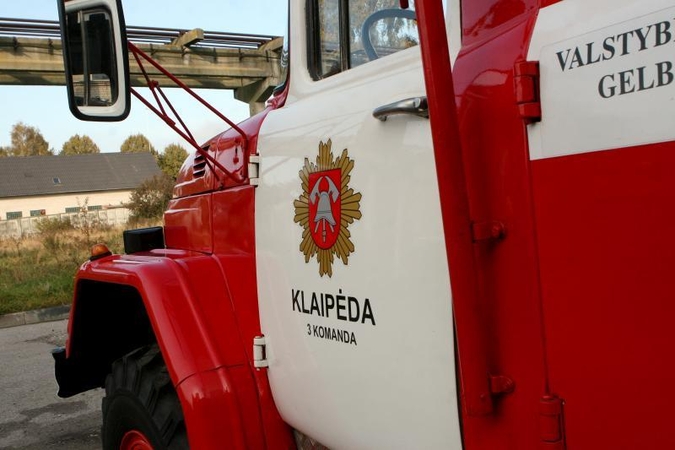 Klaipėdoje prie Senosios perkėlos užsiliepsnojo automobilis