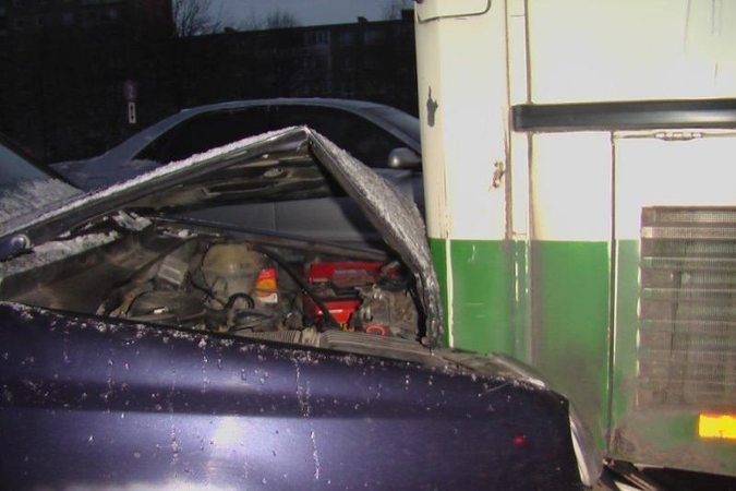 Klaipėdoje slidžiame kelyje nesuvaldyta mašina įsirėžė į autobusą