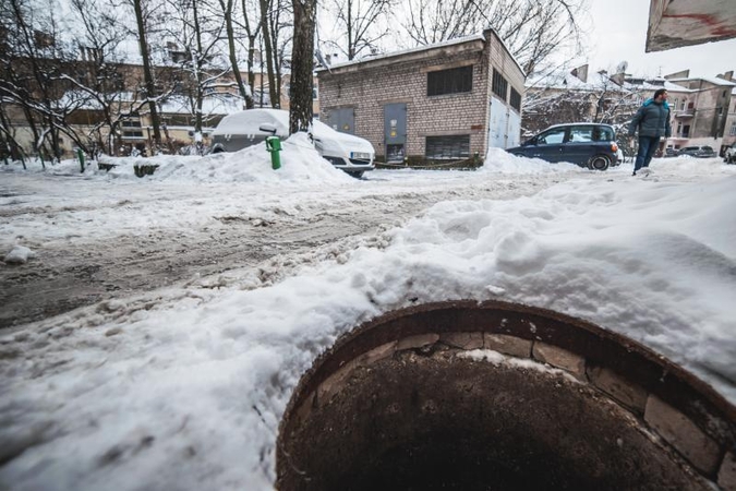 Išsigandot atviro nuotekų šulinio? Įkiškit šaką!