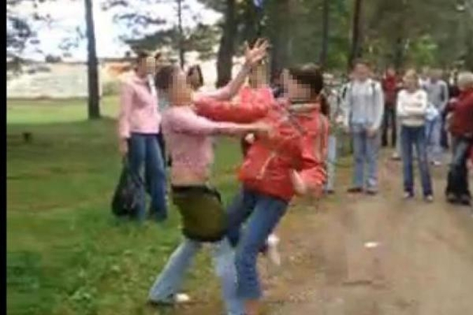 Paauglių pramogos Ukmergėje: mergaičių muštynes skatino pusšimtis stebėtojų