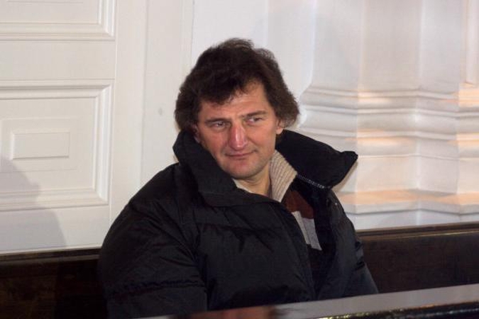 H.Daktaras lieka už grotų