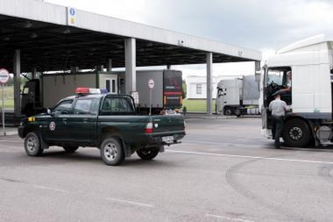 Bėgdamas nuo pasieniečių susidūrė su traktoriumi