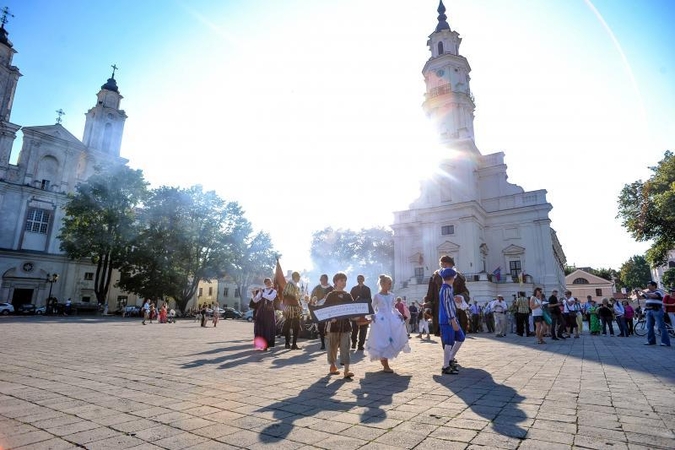 Rotušės 470-asis jubiliejus: patrankos šūviai ir puošnios damos