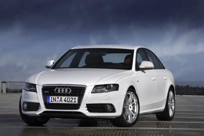 Beveik „žalia“ „Audi A4“