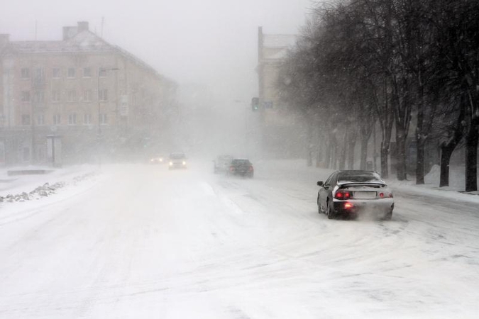 Vakarų Lietuvoje ant kelių - sniego sluoksnis, įspėja kelininkai 