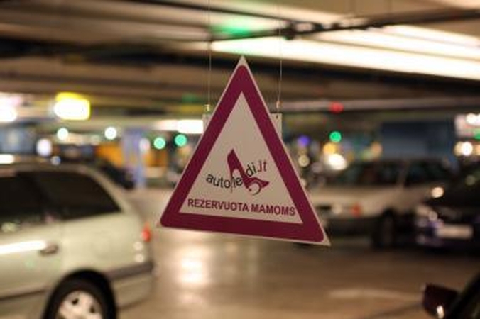 Apklausa: 64 proc. vyrų pritaria dėl specialių vietų mamų automobiliams 