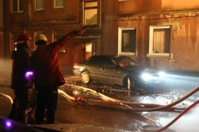 Palangoje padegtas nenaudojamas automobilis