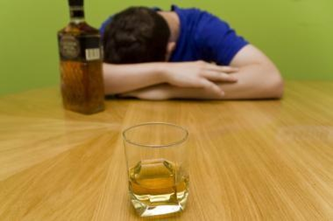 Mokslininkai jau žino, kodėl žmonės vartoja alkoholį