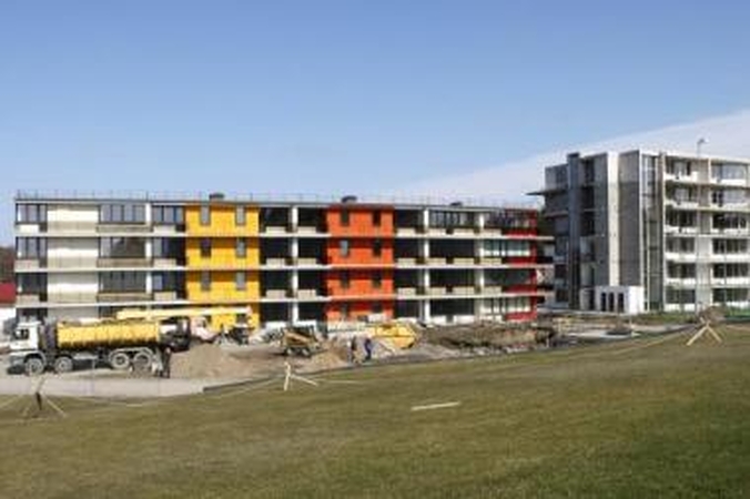 Nežinia: jau turėję būti baigti šie gyvenamieji namai Palangoje vis dar stovi tušti.
