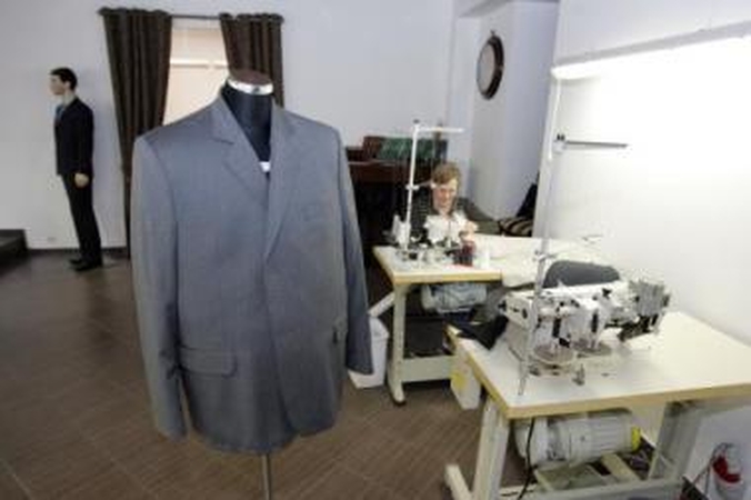 Modernu: pasiūti aukščiausios kokybės drabužius siuvėjoms leidžia naujausia įranga.